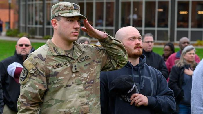 一名退伍军人学生在退伍军人节仪式上敬礼